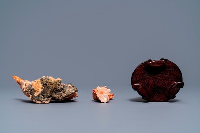 Trois pi&egrave;ces en corail rouge sculpt&eacute;, Chine, 19/20&egrave;me